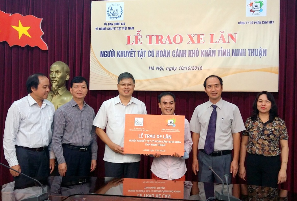 Trao 30 xe lăn tới người khuyết tật Ninh Thuận - 1
Buổi lễ bàn giao tượng trưng 30 chiếc xe lăn tới người khuyết tật Ninh Thuận.