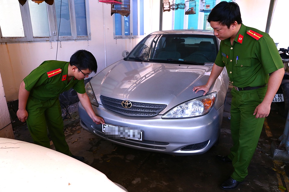 Án phạt nào dành cho đối tượng sử dụng giấy tờ giả với hàng loạt xe sang - 1
Lực lượng công an kiểm tra một chiếc xe ô tô nghi sử dụng giấy tờ, biển số giả.