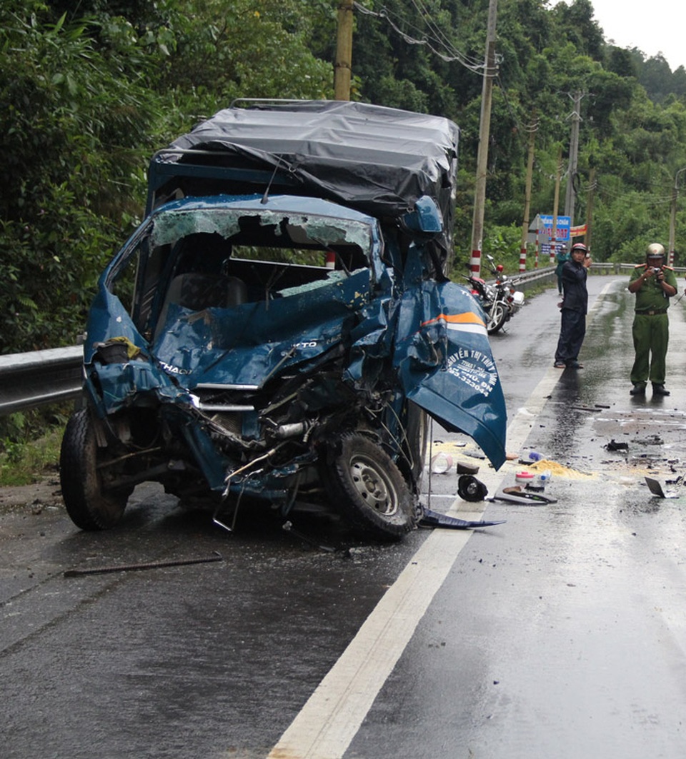 Xe tải "đối đầu" trên đèo, 2 người thương vong - 1 Xe tải "đối đầu" trên đèo, 2 người thương vong - 1