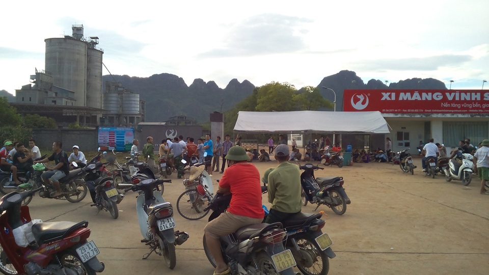 Hàng trăm người chặn cổng công ty xi măng phản đối ô nhiễm - 1
Người dân tập trung trước cổng công ty phản đối ô nhiễm.