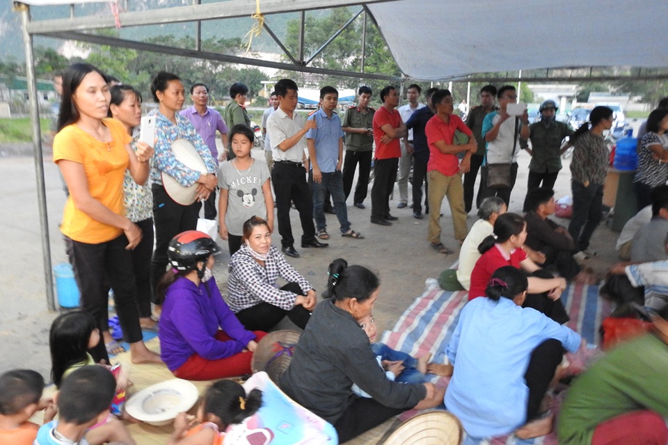 Hàng trăm người chặn cổng công ty xi măng phản đối ô nhiễm - 2
Nhiều người đưa cả con nhỏ ra trước cổng công ty gây sức ép, phản đối ô nhiễm.