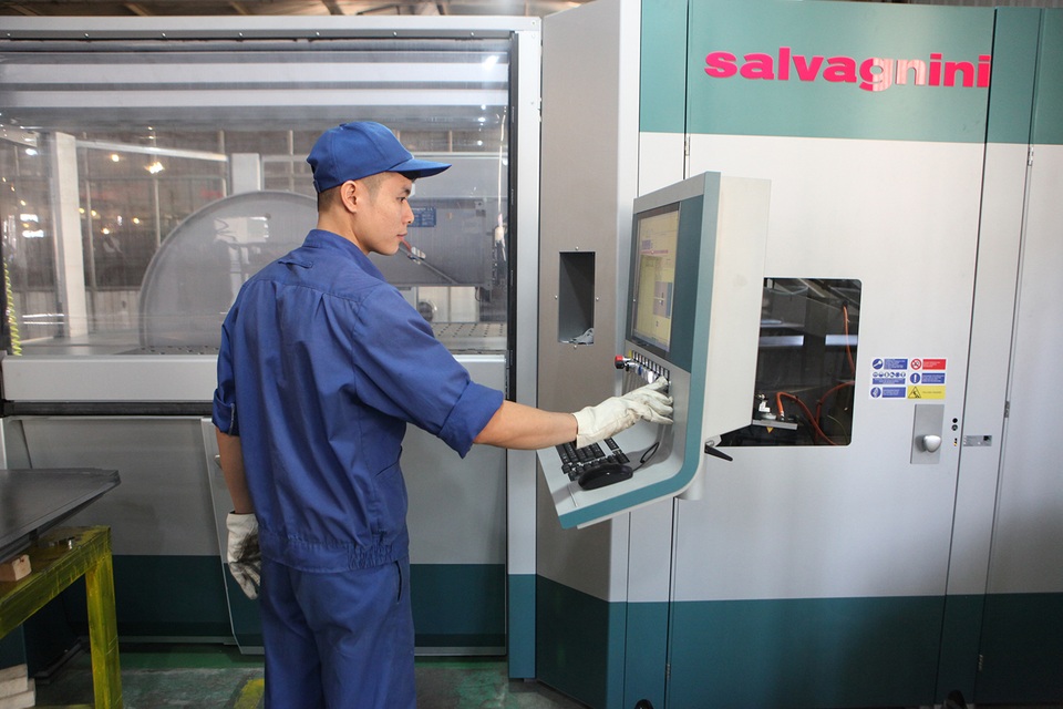 Thay “áo mới” cho thương hiệu một thời vang bóng - 2
Kỹ sư vận hành dây chuyền máy công nghiệp hiện đại tại nhà máy.