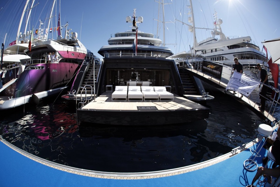 Giá du thuyền tuỳ theo chiều dài của nó, nhưng các nhà sản xuất hiện nay không đưa mức giá bán cố định bởi giá thành còn tuỳ thuộc vào yêu cầu thay đổi mọi chi tiết trên chiếc du thuyền. Những chiếc du thuyền sang chảnh tại Monaco Yacht Show có giá từ 1 triệu USD/m2, tức tổng giá thành có thể lên tới 78 triệu USD.