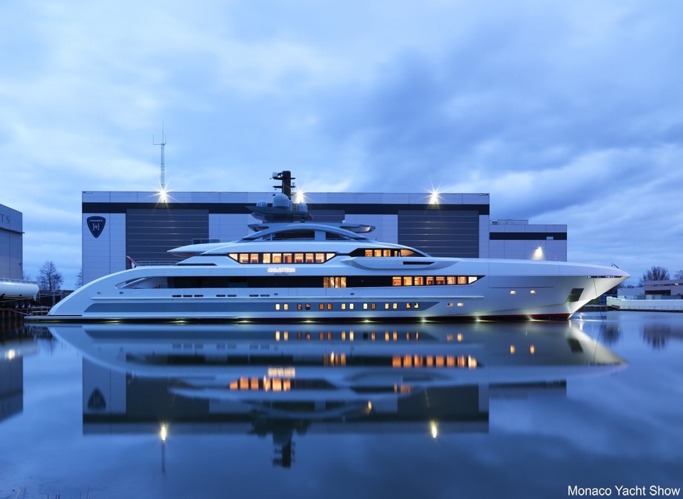 Tuy nhiên 1 triệu USD/m2 chỉ là giá bán khởi điểm. Chiếc du thuyền Galactica Super Nova do nhà sản xuất Heesen thiết kế và thi công. Với kích thước 70m, siêu du thuyền này có giá bán 13 triệu USD/m.