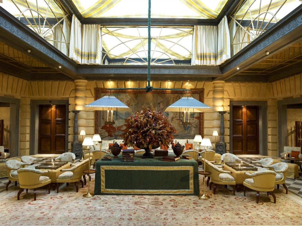 Khách sạn Metropole Monte-Carlo đang chạy chương trình mang tên Sapphire Experience để giúp những vị khách đến thăm Monaco có thể đặt phòng để người bán gặp gỡ với người mua.