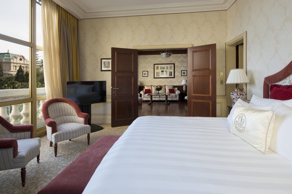 Suite Azur nằm ở tầng 1 của khách sạn và có 4 phòng riêng biệt, như phòng khách, phòng ngủ, phòng thay đồ, và phòng tắm.