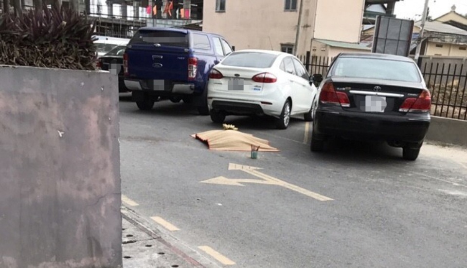 Một người nước ngoài rơi từ tầng 16 chung cư - 1 Hiện trường vụ người đàn ông nước ngoài rơi từ tầng 16 chung cư tử vong.