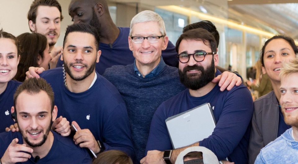 Tim Cook bí mật tới thăm Apple Store ở Pháp - 1