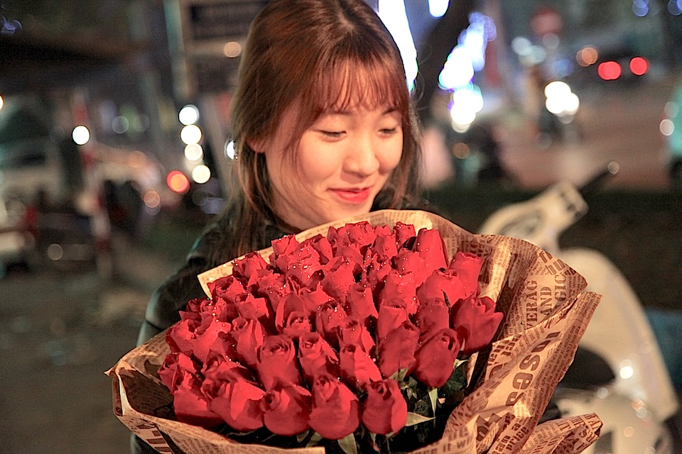 Những bạn nữ được người mình thương tặng những bó hoa hồng đầy ý nghĩa trong ngày Valentine.