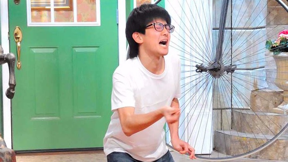 Chàng trai đoạt kỷ lục Guiness "gây sốt" nhờ gương mặt "không thể nhịn cười" - 1 Satoyuki Fujimura trong phần thi của mình.
