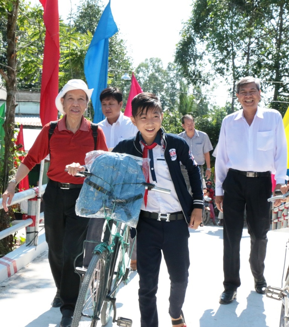 Niềm vui ngày khánh thành cầu Dân trí thứ 12 tại Đồng Tháp - 15 Niềm vui của các em học sinh, người dân, Tổng biên tập báo Dân trí Phạm Huy Hoàn và đồng chí Chủ tịch UBND huyện Lai Vung Hồ Thanh Phương đi qua cầu Dân trí