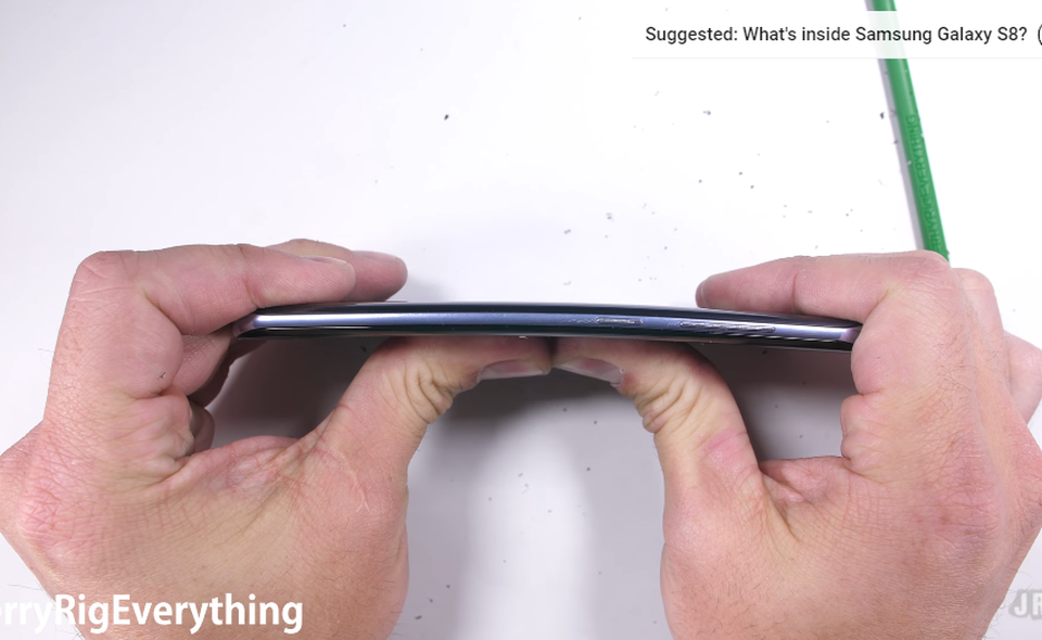 Galaxy S8/S8 Plus khá bền bỉ với bài test bẻ cong quen thuộc. Mặc dù sở hữu cạnh viền rất mỏng, nhưng flag-ship này không hề dễ dàng bị uốn cong nếu đặt trong túi quần hoặc dùng lực mạnh tác động như trong hình.