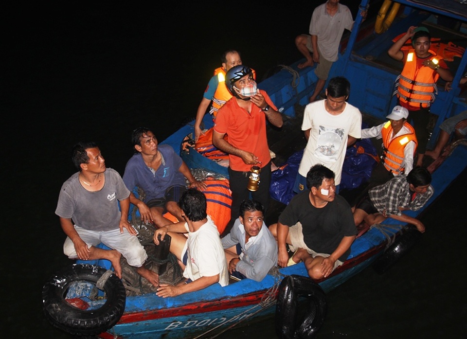 13 ngư dân và thi thể ngư dân Nguyễn Đức Xuân Cảnh trên tàu cá bị đâm chìm được đưa vào cảng cá Quy Nhơn (Bình Định) an toàn