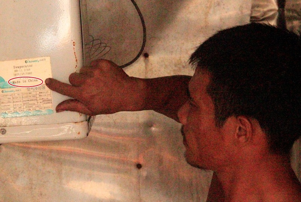 Tàu vỏ thép vừa đóng đã hư hỏng: Do nước biển mặn, thời tiết khắc nghiệt? - 3 Theo anh Khỏe, trong hợp đồng tàu vỏ thép không có một chữ máy móc Trung Quốc nhưng trên tàu anh máy lại mang nhãn hiệu Made In China
