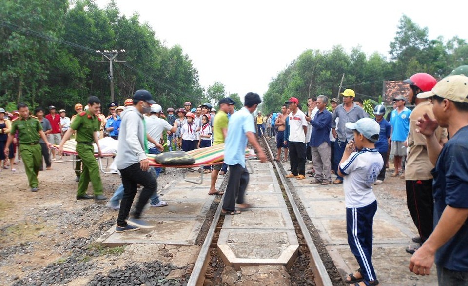 Xử lý những “điểm đen” giao cắt giữa đường ngang với đường sắt - 1 Vụ TNGT đường sắt tại điểm đường ngang giao cắt với đường sắt đoạn qua huyện Tuy Phước (Bình Định) xảy ra hôm 24/4 vừa qua, đã làm 4 người trên ô tô con tử vong, 2 người bị thương.