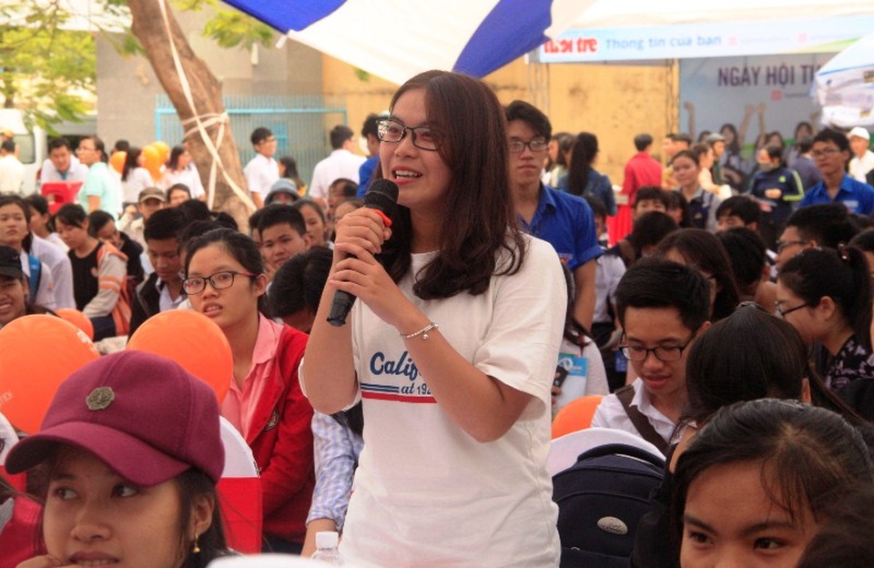Thí sinh lo học ngành gì ra trường có việc làm ngay, lo học phí tăng - 1 Gần 3.000 học sinh các tỉnh miền Trung tham gia Ngày hội tư vấn xét tuyển tại tỉnh Bình Định