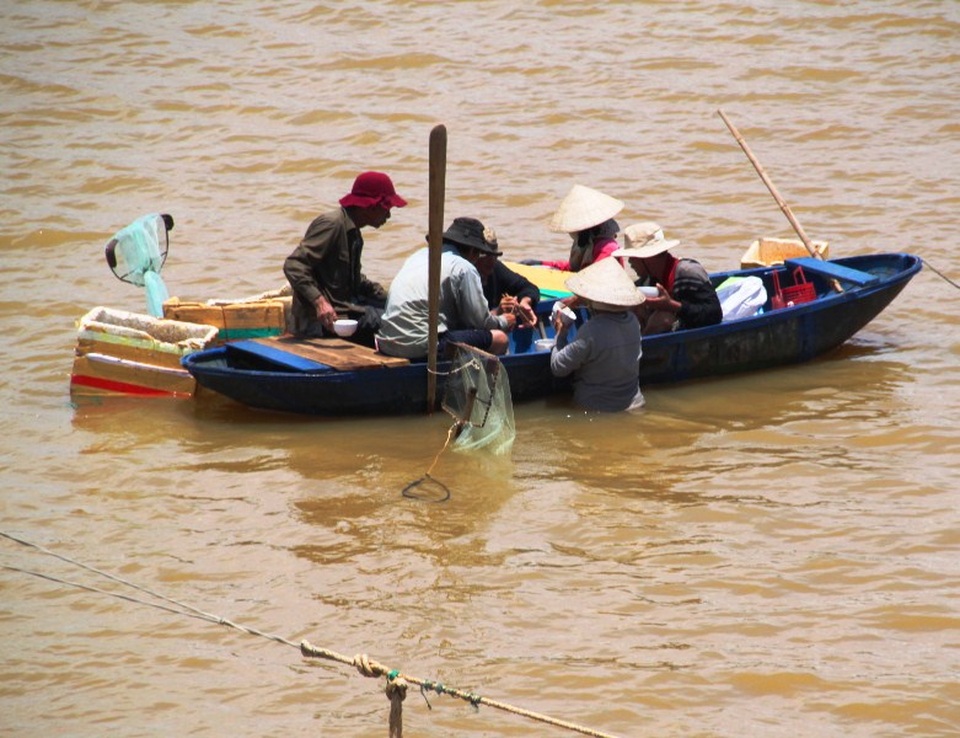 Làng “tắm” mình dưới sông 10 tiếng mỗi ngày nhủi ốc mưu sinh - 2 Tranh thủ ăn cơm dưới sông rồi tiếp tục một ngày mưu sinh vất vả.