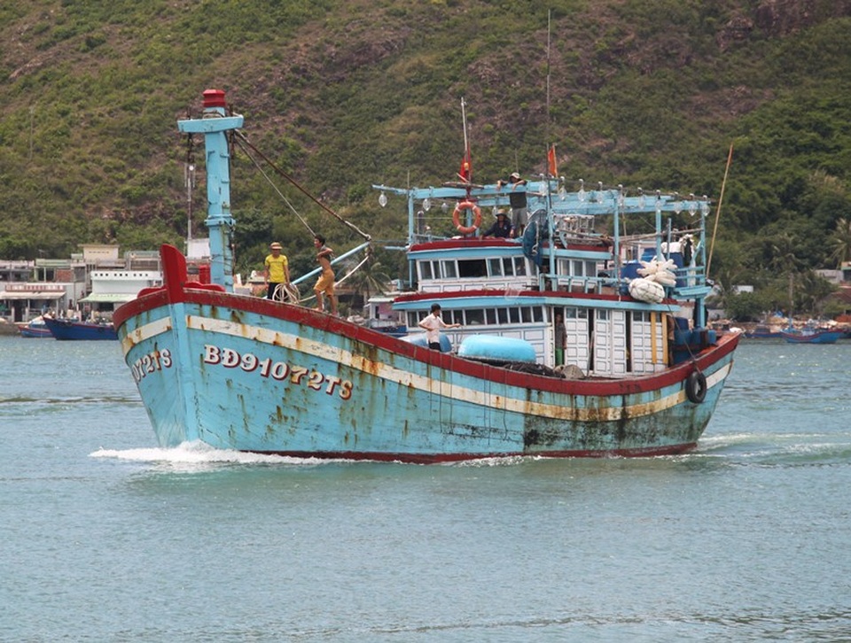 Ngư dân kể chuyện cứu 10 thuyền viên trên con tàu chìm - 2 Tàu cá BĐ 91072 TS của ngư dân Bình Định bở dở chuyến biển cứu 10 thuyền viên trên tàu vận tải bị chìm giữa biển.