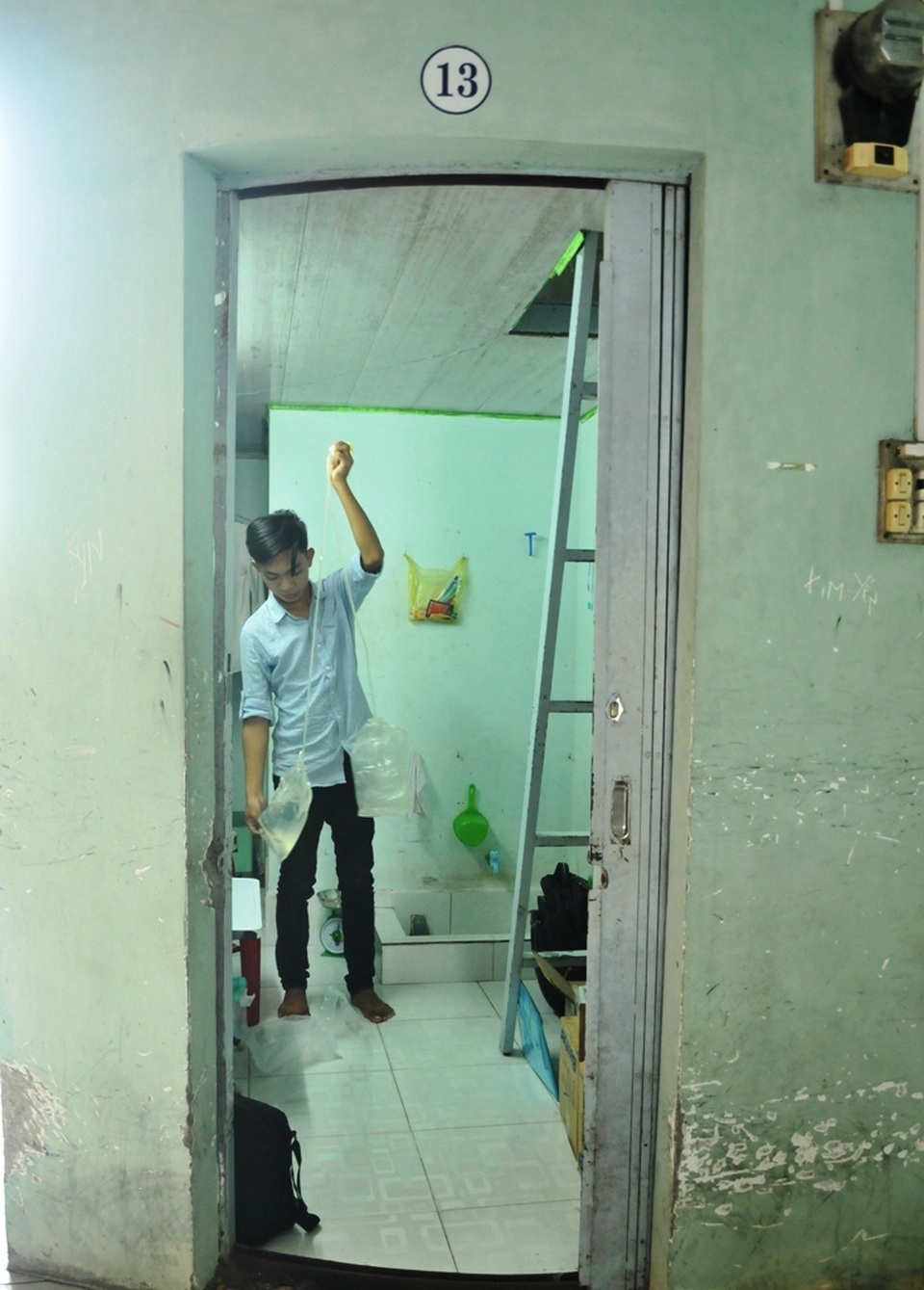Thương cậu sinh viên mồ côi cha mẹ, khốn đốn vì bệnh suy thận mãn - 1 Sau 20 ngày nằm viện, em Lâm Văn Na về lại TP Long Xuyên, thuê căn phòng có chiều ngang chưa tới 1,7m để ở và tiếp tục việc học hành