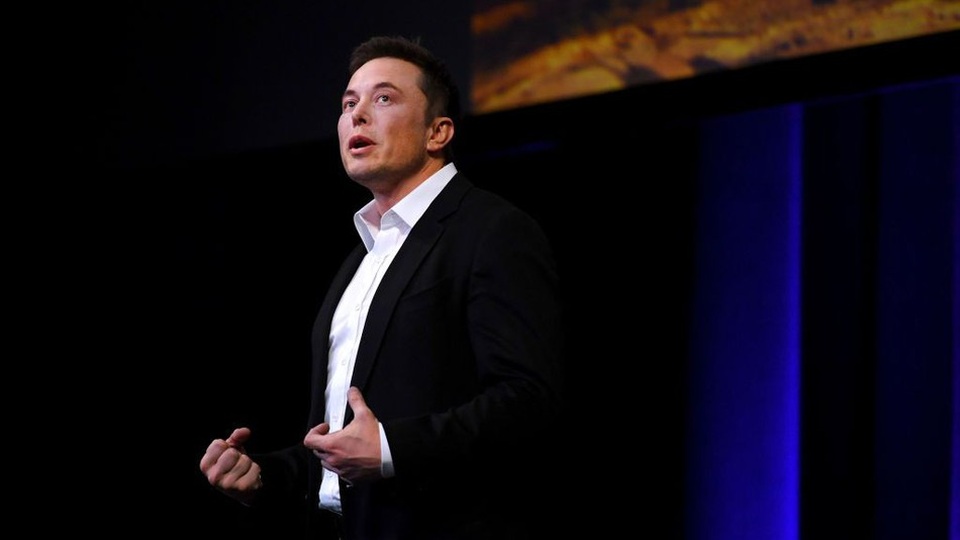 Elon Musk đặt mục tiêu tới Sao Hỏa năm 2022, du lịch vòng quanh Trái Đất bằng tên lửa - 1 Elon Musk trình bày kế hoạch đưa con người đặt chân lên sao Hỏa.