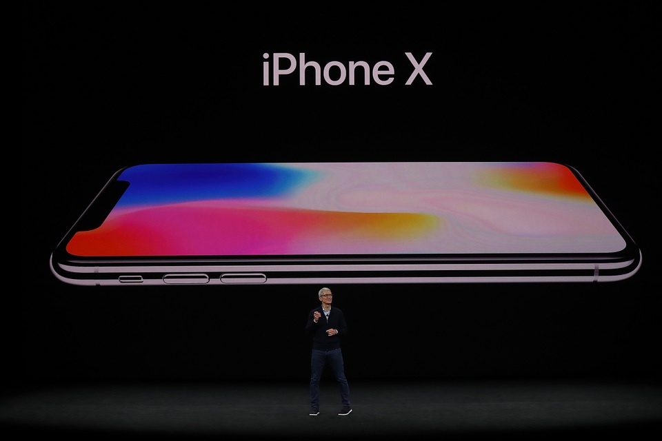 Chuyện "cười ra nước mắt" từ tên gọi của iPhone X - 1 CEO Tim Cook tại sự kiện ra mắt iPhone X.