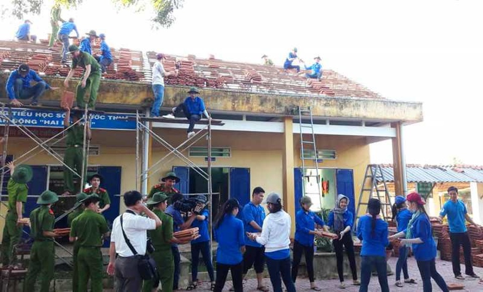 Hàng nghìn bạn trẻ xung kích về vùng lũ giúp dân khắc phục bão lũ - 3
Hàng ngàn lượt đoàn viên thanh niên tỉnh Bình Định về vùng lũ giúp dân, giúp các trường học bị tốc mái