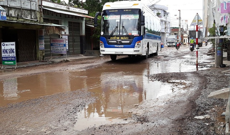 Tương tự đường Đào Tấn cũng nằm ngay thị trấn Tuy Phước chẳng khác nào bộ mặt giao thông của thị trấn nhưng cũng hư hỏng, lầy lội…