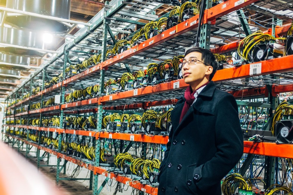 Đào bitcoin "ngốn" điện nhiều hơn cả lượng điện tiêu thụ của một quốc gia - 1 Để đầu tư và duy trì một hệ thống đào bitcoin yêu cầu các dân chơi phải trả một khoản tiền rất lớn.