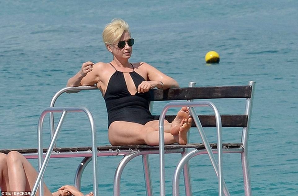 
Nữ MC 52 tuổi thư thái diện áotắm tắm nắng trên boong tàu
