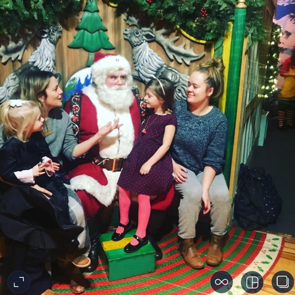“Sao” hào hứng đưa con đi gặp ông già Noel - 1
Nữ diễn viên Drew Barrymore đưa hai con gái cưng Frankie, 3 tuổi và Olive, 5 tuổi đi gặp Ông già Noel ít ngày trước lễ Giáng sinh