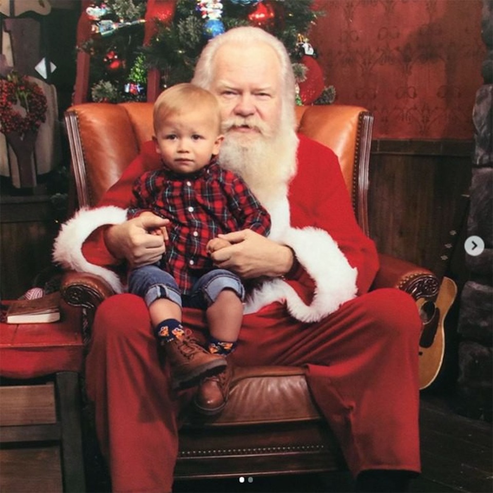 “Sao” hào hứng đưa con đi gặp ông già Noel - 5
Cậu nhóc 17 tháng tuổi của Catherine Giudici và Sean Lowe khá căng thẳng khi ngồi lòng ông già Noel