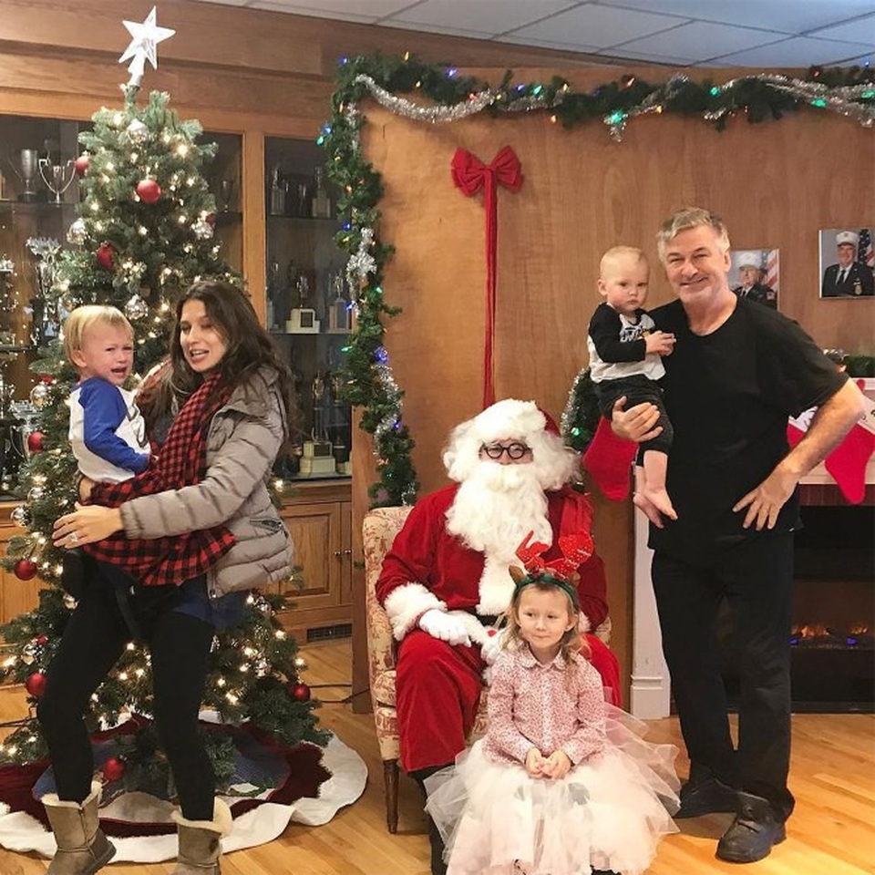 “Sao” hào hứng đưa con đi gặp ông già Noel - 8
Alec và Hilaria Baldwin đưa 3 con tới gặp Ông già Noel. Rafael Thomas, 2 tuổi rưỡi tỏ ra rất bất hợp tác