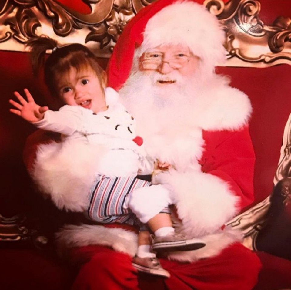 “Sao” hào hứng đưa con đi gặp ông già Noel - 9
Ông già Noel không phải luôn có sức hút. Trong ảnh là con gái của Jana Kramer - chỉ muốn bỏ chạy xa khỏi Ông Noel!