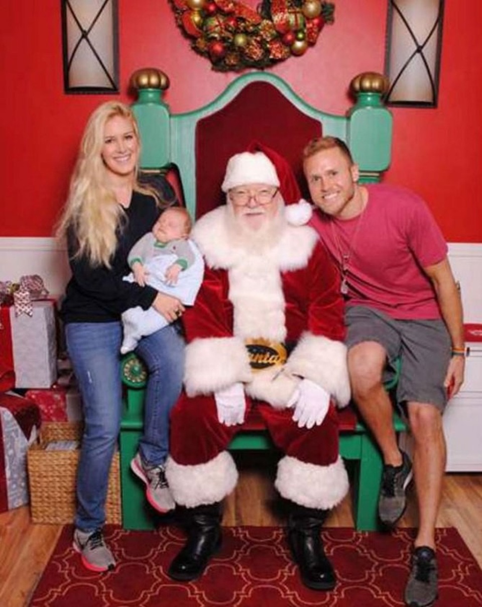 “Sao” hào hứng đưa con đi gặp ông già Noel - 11
Heidi Montag và Spencer Pratt hào hứng đón Giáng sinh đầu tiên cùng con trai 11 tuần tuổi