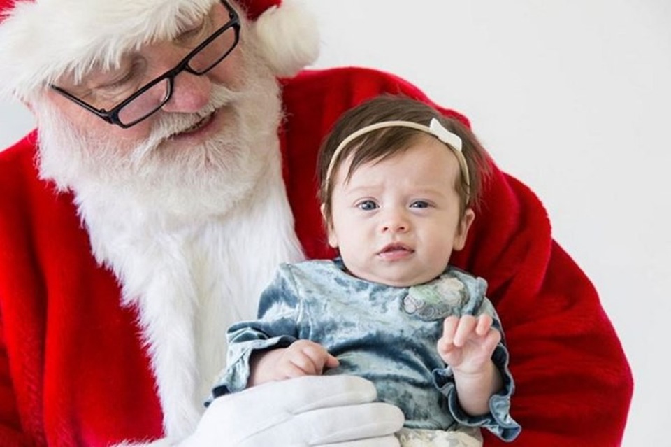 “Sao” hào hứng đưa con đi gặp ông già Noel - 14
Khoảnh khắc đáng yêu của cô nhóc Emerson Avery - con của Tanner - Jade Roper Tolbert bên Ông già Noel.