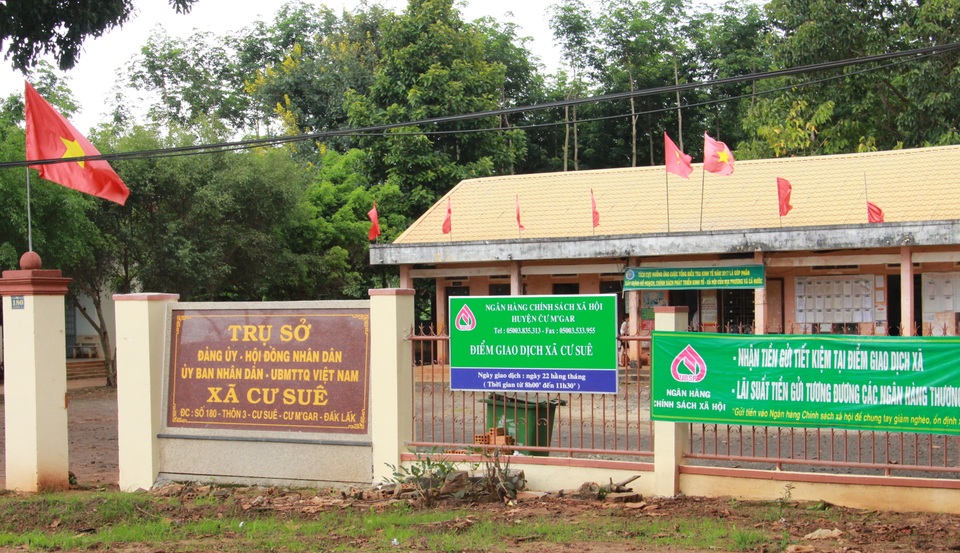 Bắt giam nguyên Phó Chủ tịch xã lừa “chạy” việc, “chạy” sổ đỏ - 1
UBND xã Cư Suê nơi ông Hiền từng công tác