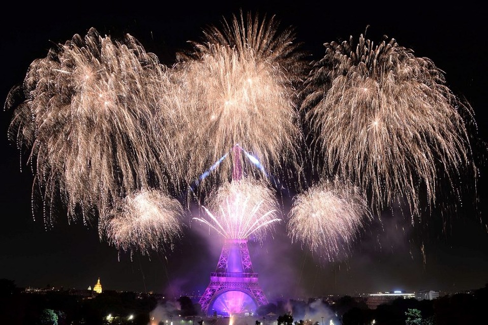 Pháo hoa rợp trời Paris mừng Quốc khánh Pháp - 8
Pháo hoa rực sáng giữa trời đêm (Ảnh: AFP)