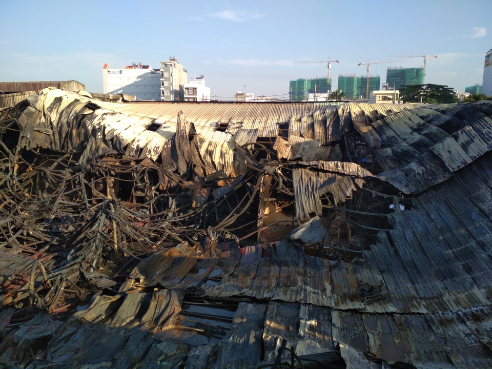 Hơn 200 cảnh sát trắng đêm vật lộn với đám cháy kinh hoàng - 8