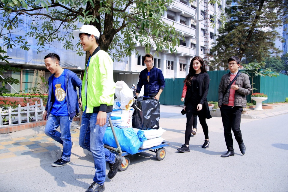Á hậu Huyền My bật khóc khi đi từ thiện ngày giáp Tết - 1 Bệnh viện nhi TW Hà Nội là một địa điểm quen thuộc mà Huyền My cùng các thành viên trong gia đình cô thường xuyên lui tới làm từ thiện trong nhiều năm qua và trong dịp giáp Tết này, cô tiếp tục chọn nơi đây để gửi gắm tình yêu thương của các tấm lòng hảo tâm.