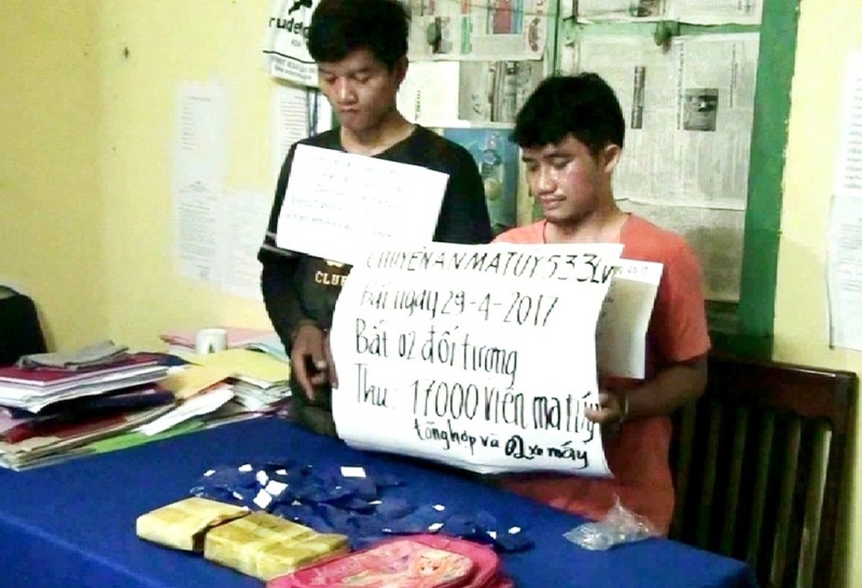 Bắt hai đối tượng người Lào vận chuyển 17.000 viên ma túy vào Việt Nam - 1