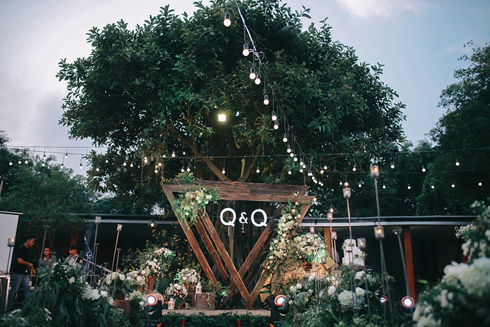 Đám cưới ngoài trời mang phong cách phương Tây, đang là xu hướng được nhiều bạn trẻ yêu thích. Tuy vậy, đám cưới cầu kỳ này có chi phí tổ chức không hề rẻ.