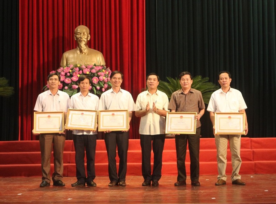 Thanh Hóa: Kiểm soát chặt chẽ việc ký hợp đồng lao động, tuyển dụng giáo viên - 2
Những trường THPT có thành tích xuất sắc trong kỳ thi THPT quốc gia năm 2017 được tặng Bằng khen của UBND tỉnh Thanh Hóa.