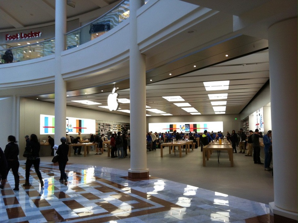 Chưa kịp bày bán, Apple Store ở Mỹ đã bị trộm hơn 300 chiếc iPhone X - 1 Apple Store ở thành phố California, Mỹ vừa bị trộm hơn 300 chiếc iPhone X.