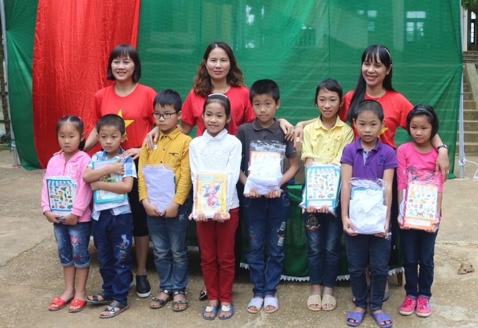 Những món quà ý nghĩa đến với học sinh vùng lũ - 4 Những món quà ý nghĩa được trao tặng đến học sinh vùng lũ Thạch Định