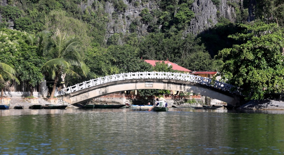Đẹp ngỡ ngàng Tam Cốc mùa lúa chín - 3
Trước khi vào cánh đồng lúa Tam Cốc, du khách phải đi thuyên qua cây cầu nối 2 khu nghỉ dưỡng