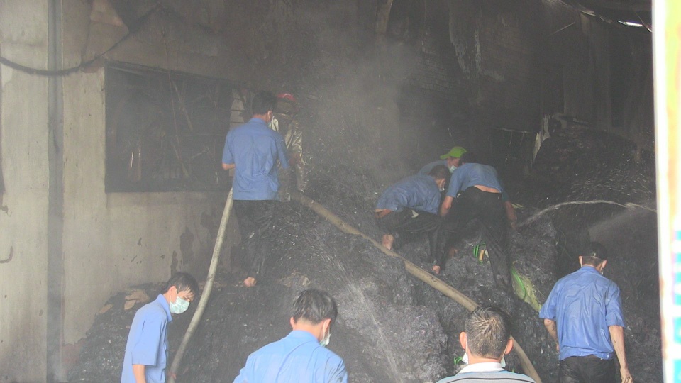 Cháy công ty may, hàng trăm công nhân tháo chạy - 3 Nhiều người tại công ty tham gia chữa cháy