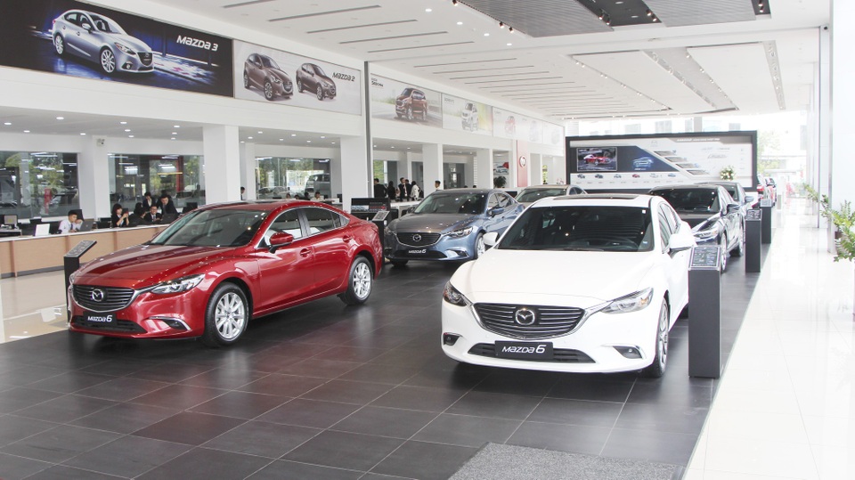 Xưởng dịch vụ Mazda Phạm Văn Đồng: Chuyên nghiệp và đẳng cấp - 2
Phòng trưng bày nối liền với khu văn phòng sẵn sàng phục vụ khách hàng
