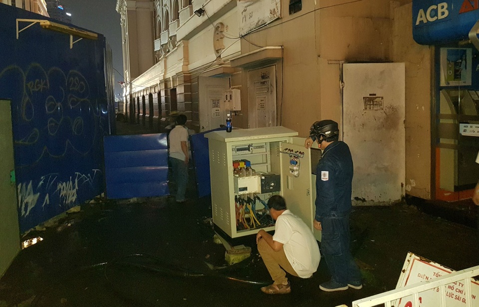 Cháy trạm phát điện Nhà hát TPHCM, quan khách tháo chạy - 3 Nhân viên điện lực khắc phục sự cố