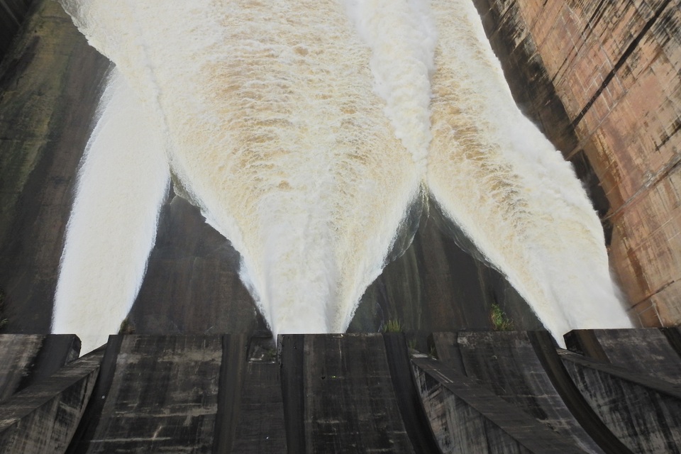 Ba bậc thang trên sông Đà mở 6 cửa xả lũ - 1 
Thủy điện Hòa Bình mở 3 cửa xả sâu.