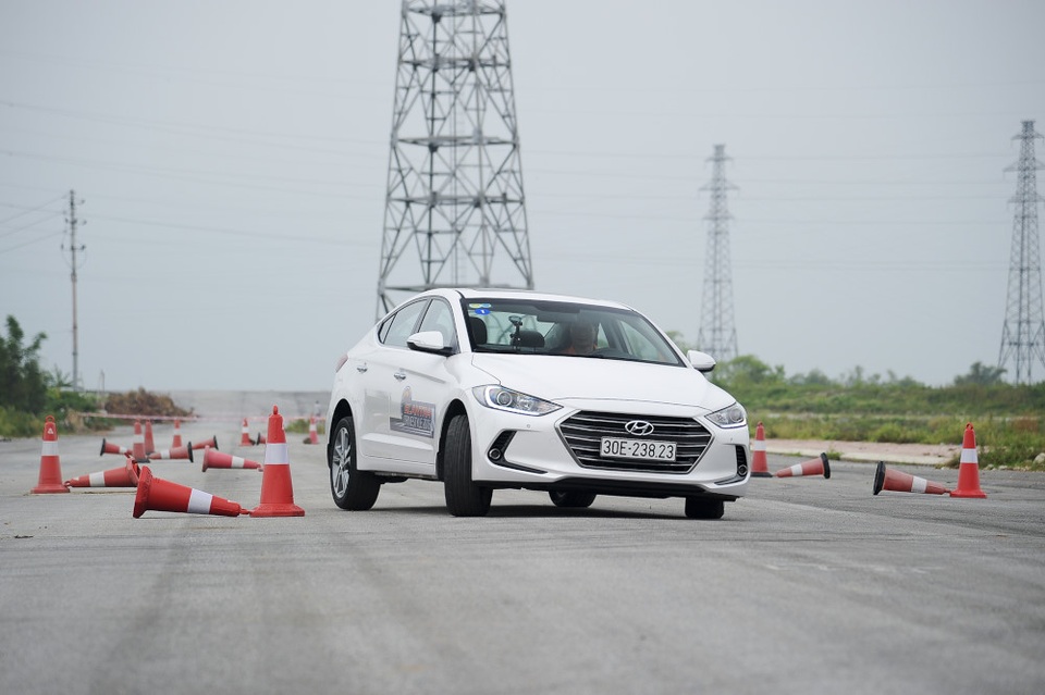 Tại sao khách hàng lựa chọn Hyundai Elantra? - 4 Tại sao khách hàng lựa chọn Hyundai Elantra? - 4